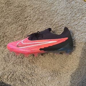 Pink Nike phanton cleats never worn, bought off of stock x